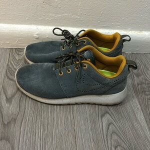 Nike Rosherun Women's Size 5 Suede Blue Gold